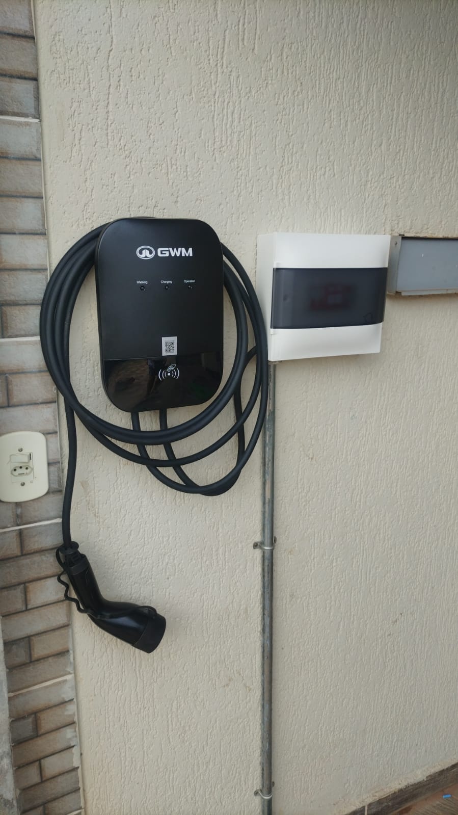 Wallbox para carro eletrico fixado na parede com cabeamento dedicado