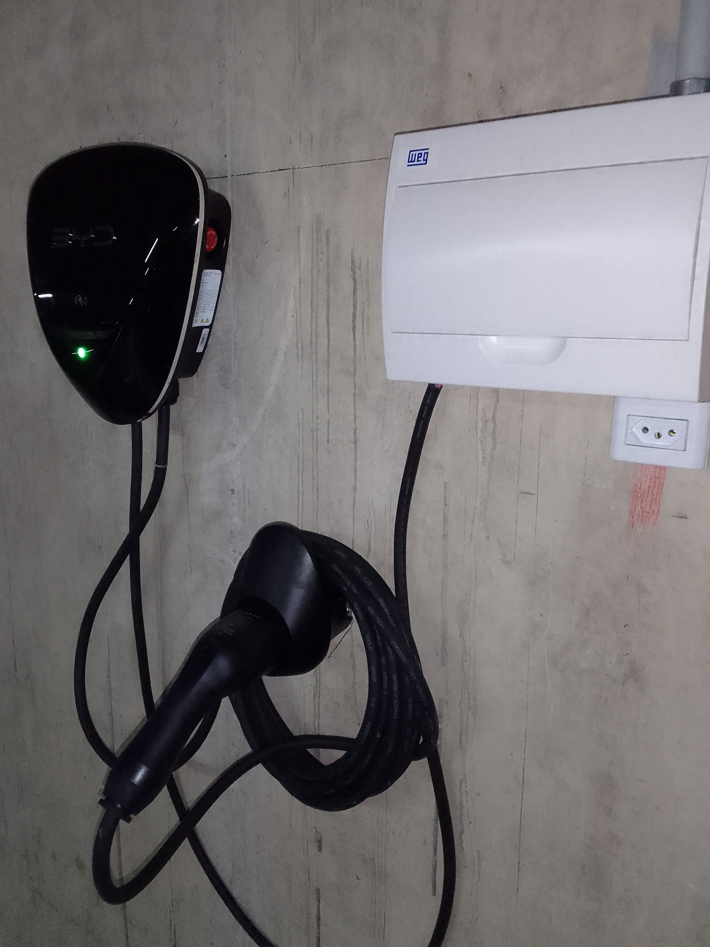 Carregador eletrico wallbox com LED indicador de carga em funcionamento
