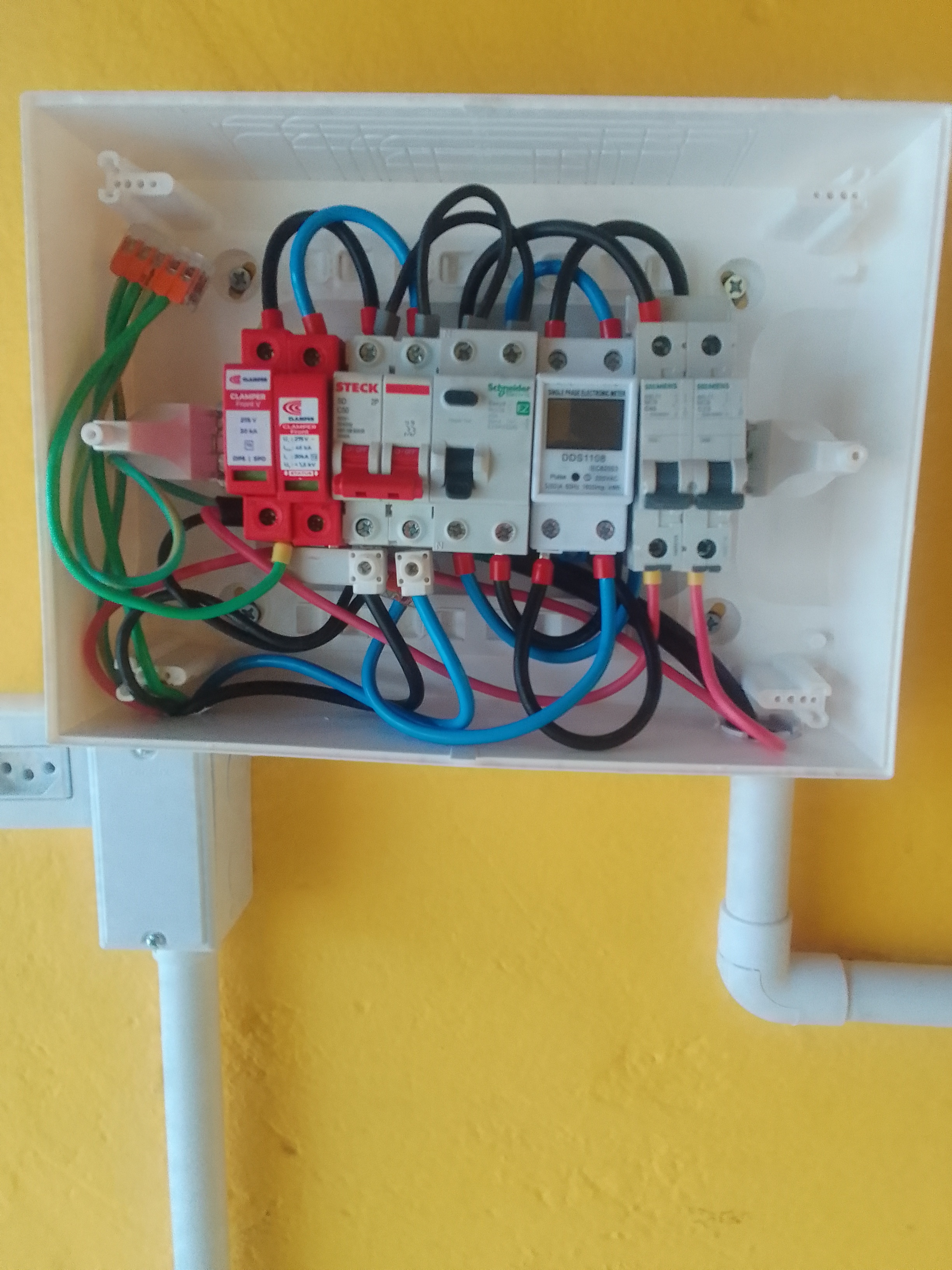 Painel eletrico com DR e DPS instalados para protecao do carregador wallbox