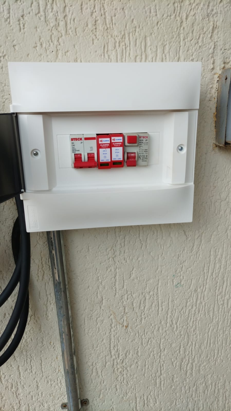Quadro de distribuicao com circuito exclusivo para recarga de veiculo eletrico
