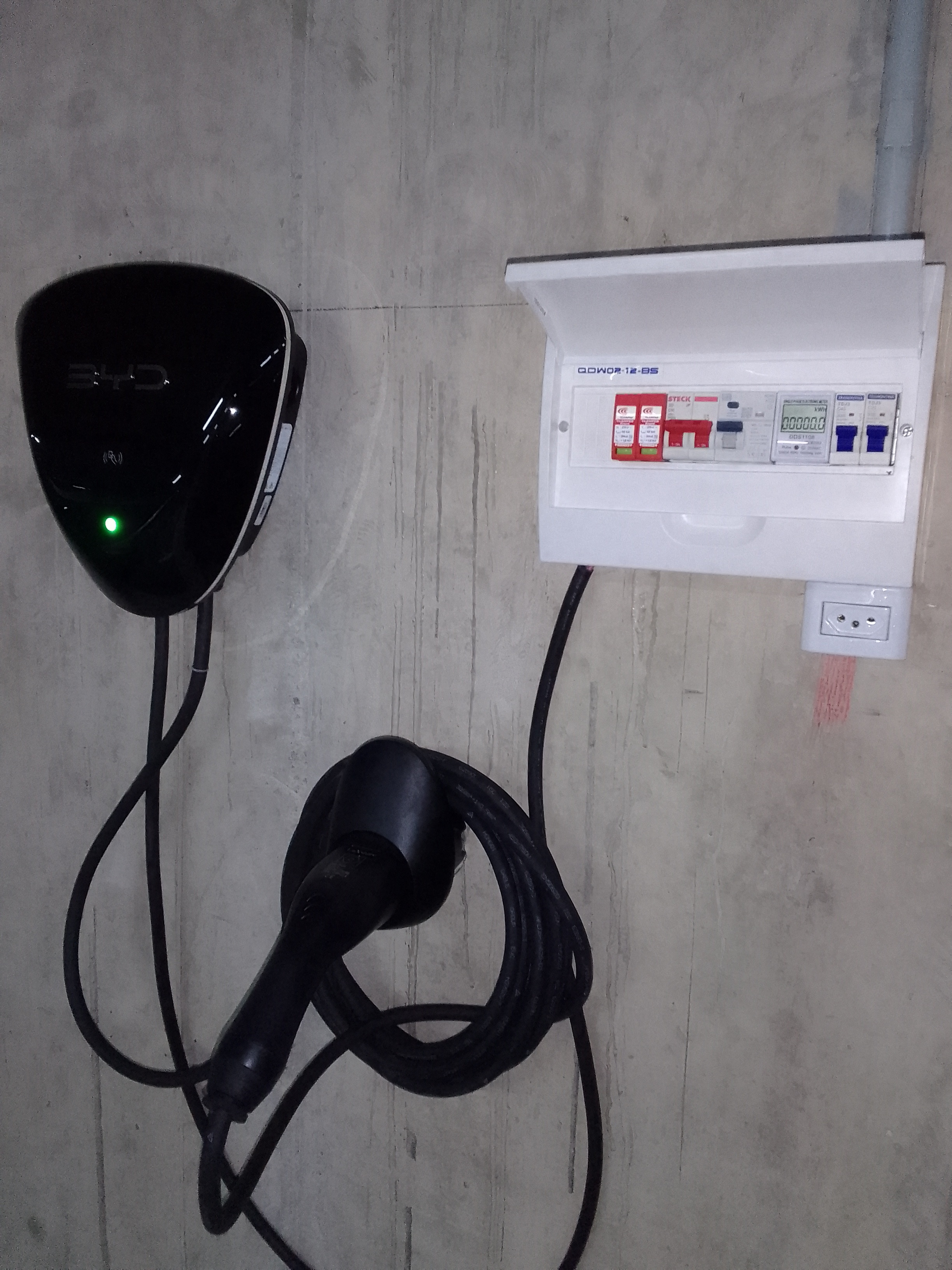 Protecoes eletricas DR 30mA e disjuntor curva C instalados para wallbox